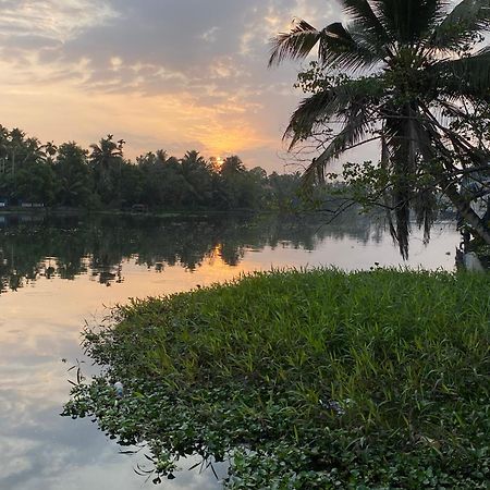 Sunsets And Palm Trees Bed and Breakfast Alappuzha Exteriör bild