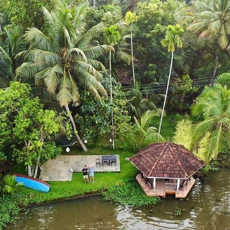 Sunsets And Palm Trees Bed and Breakfast Alappuzha Exteriör bild