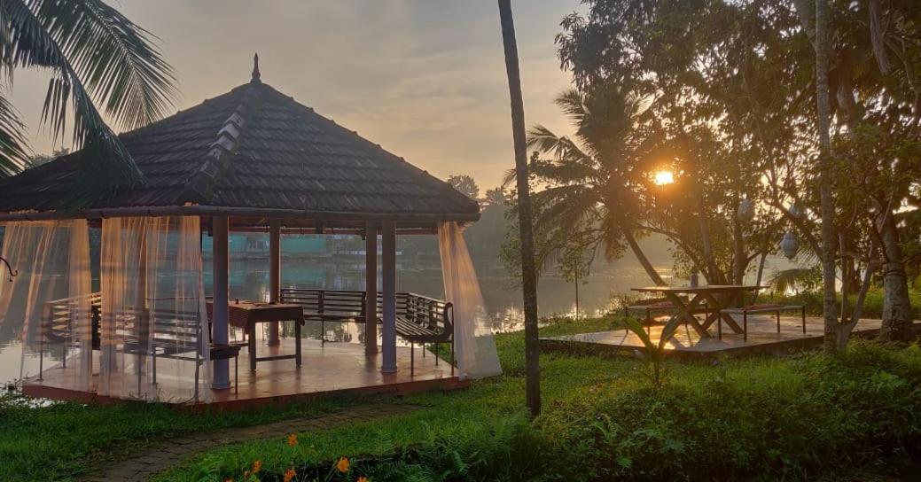 Sunsets And Palm Trees Bed and Breakfast Alappuzha Exteriör bild